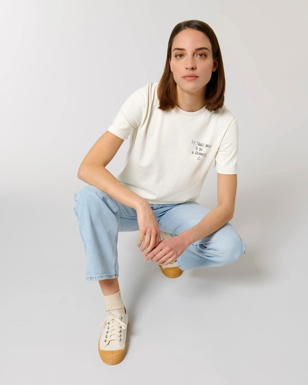 It Takes Balls To Be A Feminist | Recyceltes Unisex-T-Shirt